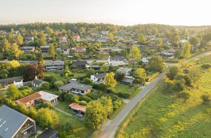 Luftfoto af boligområdet Bistrup med huse og grønne områder