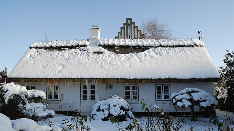 Landbyhus med sne i Birkerød