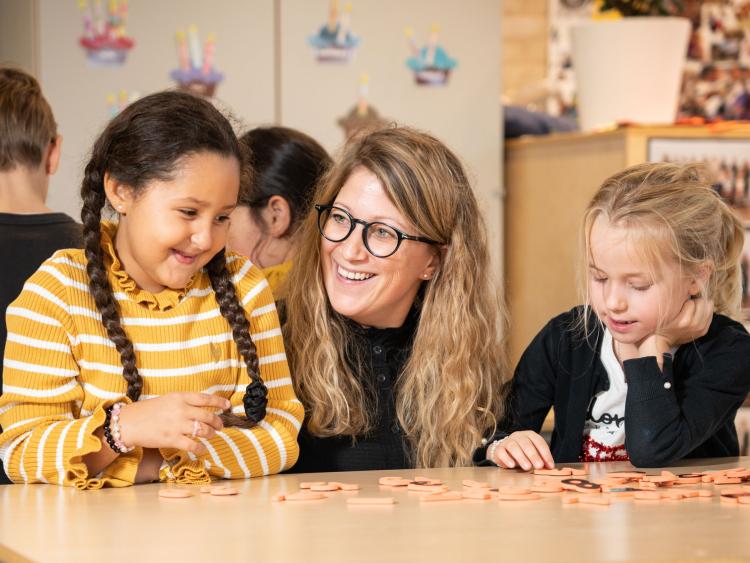 Glade børn og lærer på Skovlyskolen