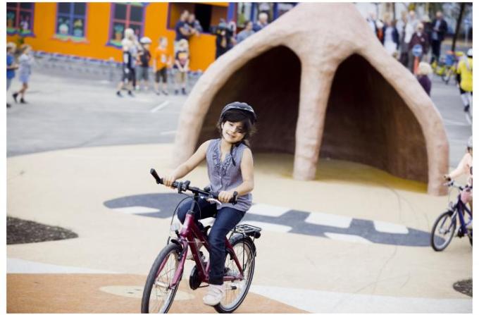 Barn på cykel på cykelmyggens legeplads ved Trørød Skole