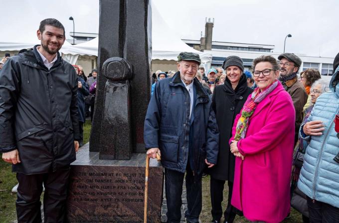 Fra venstre overrabiner Jair Melchior, kunstner Joseph Salamon, Sveriges ambassadør i Danmark Charlotte Wrangberg og borgmester Ann Sofie Orth ved siden af monumentet.